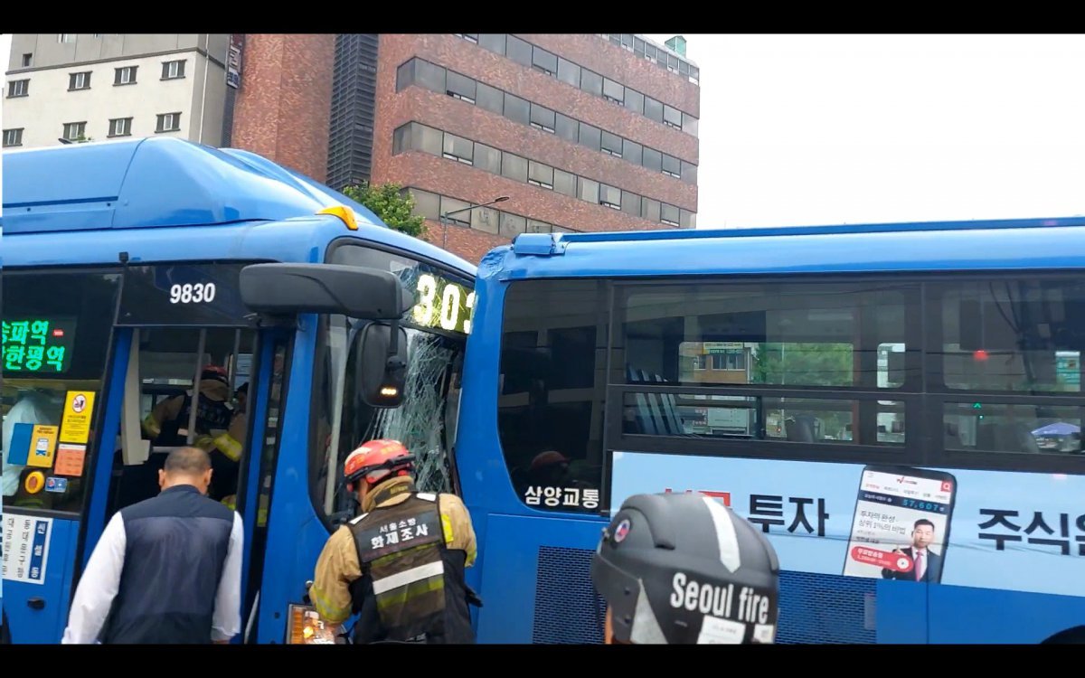 3일 오후 5시 40분 쯤 서울 성동구 천호대로에서 시내버스 2대가 추돌해 27명의 부상자가 발생했다. (서울 성동소방서 제공)