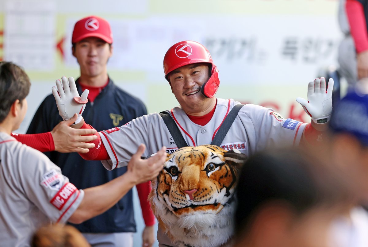 KIA 김태군이 3일 삼성전에서 2회 홈런을 친 뒤 동료들의 환영을 받고 있다. KIA 제공