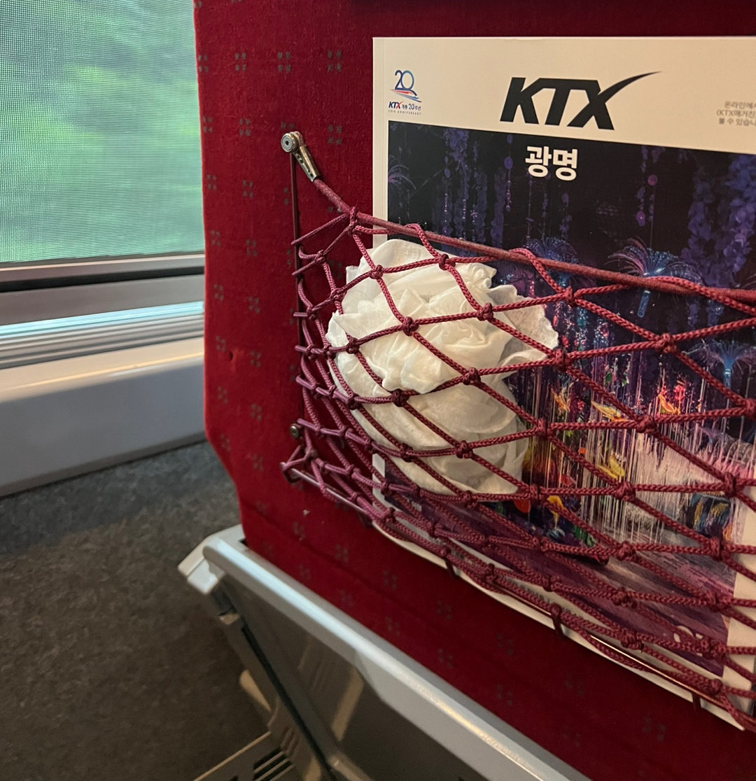 KTX 좌석 뒤 그물망에 한 승객이 기저귀를 꽂아두고 간 모습. 온라인 커뮤니티 캡처