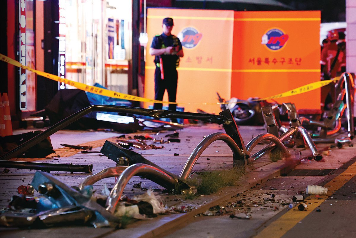 1일 밤 역주행 차량이 들이받아 파손된 서울 시청역 뒤편 먹자골목 인근의 가드레일. 가해 차량은 이 가드레일을 부수고 인도로 돌진해 보행자를 덮쳐 9명이 숨졌다. 뉴시스