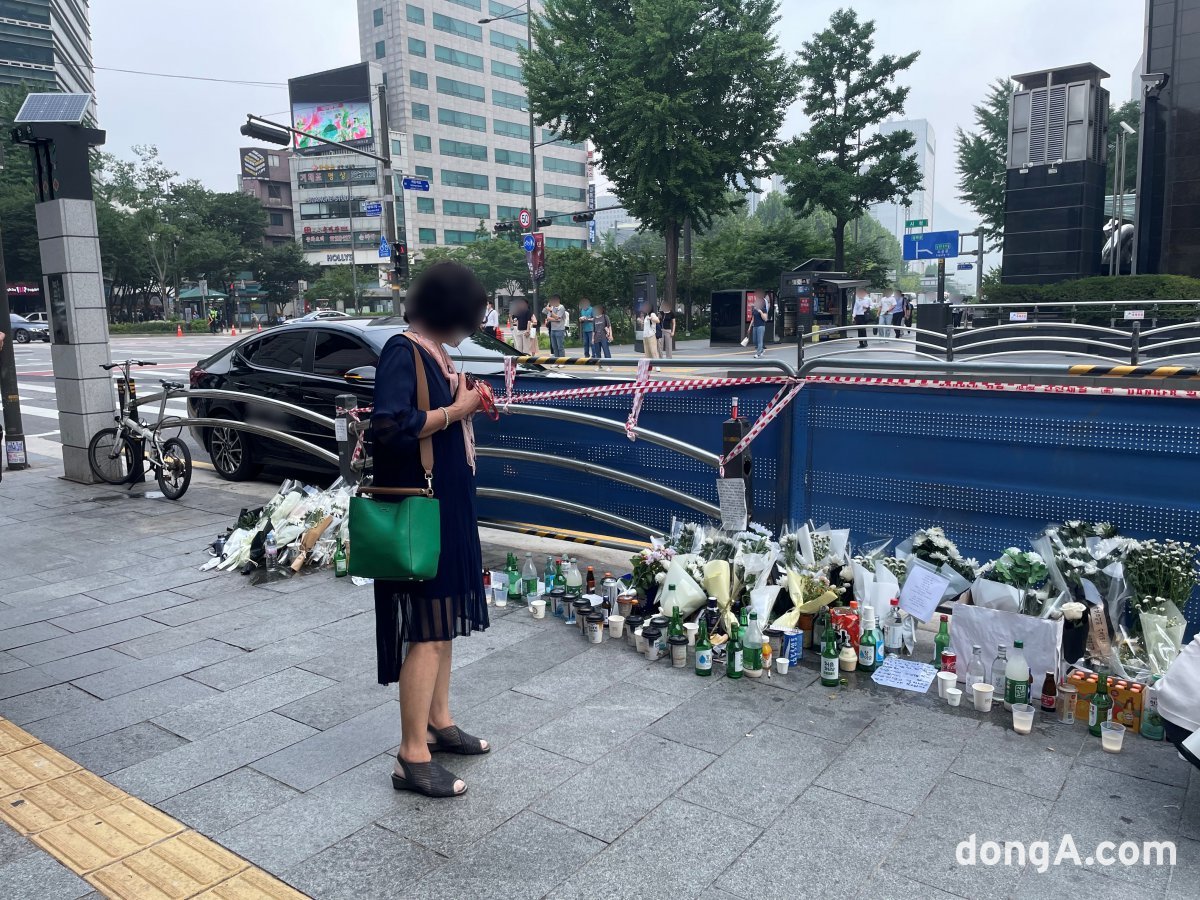 한 시민이 희생자들을 추모하며 눈시울을 붉히고 있다. 이혜원 동아닷컴 기자 hyewon@donga.com