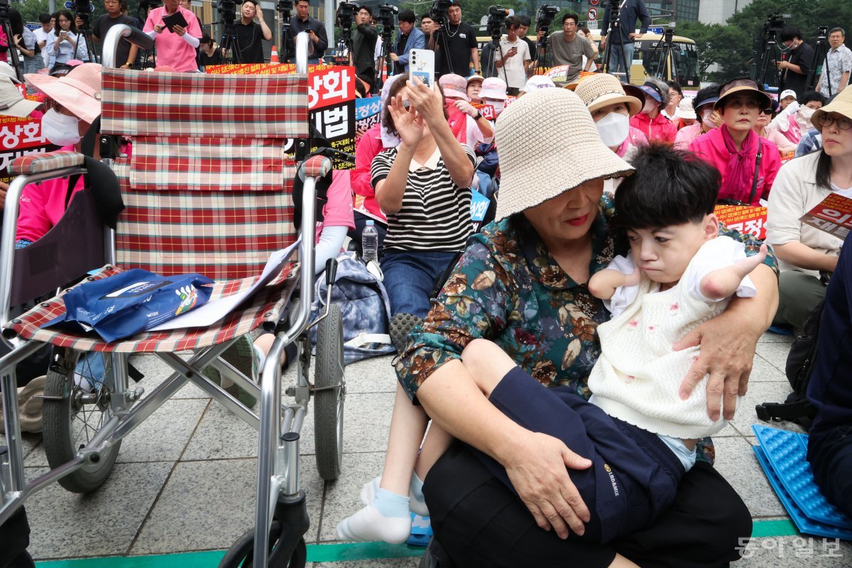 코넬리아드랑게 증후군을 앓고 있는 박하은 씨와 어머니 김정애 씨가 4일 오전 집회에 참여하고 있다. 박형기 기자 oneshot@donga.com