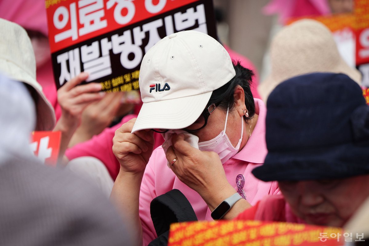 4일 한 환자단체 회원이 단상에 올라 발언하는 한 환자 가족의 사연을 듣고 눈물을 흘리고 있다. 박형기 기자 oneshot@donga.com