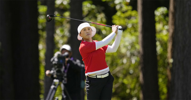 양희영이 지난달 24일 미국여자프로골프(LPGA)투어 메이저대회 KPMG 위민스 PGA 챔피언십 최종 4라운드에서 샷을 한 뒤 공이 날아가는 방향을 살피고 있다. 서매미시=AP 뉴시스