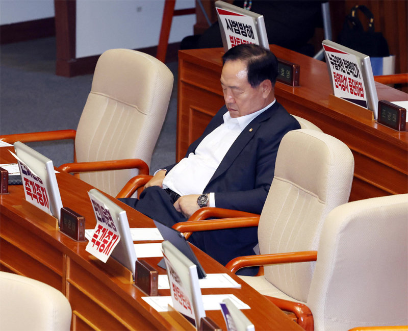 국민의힘 한기호 의원이 본회의장에서 박 의원의 
발언을 듣던 중 눈을 감고 있다. 뉴시스