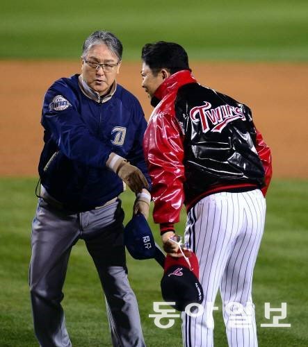 김경문 한화 감독이 NC 감독 시절 양상문 당시 LG 감독과  인사하고 있다. 사석에서 절친한 두 사람은 그라운드 위에서는 양보없는 대결을 펼쳤다. 동아일보 DB