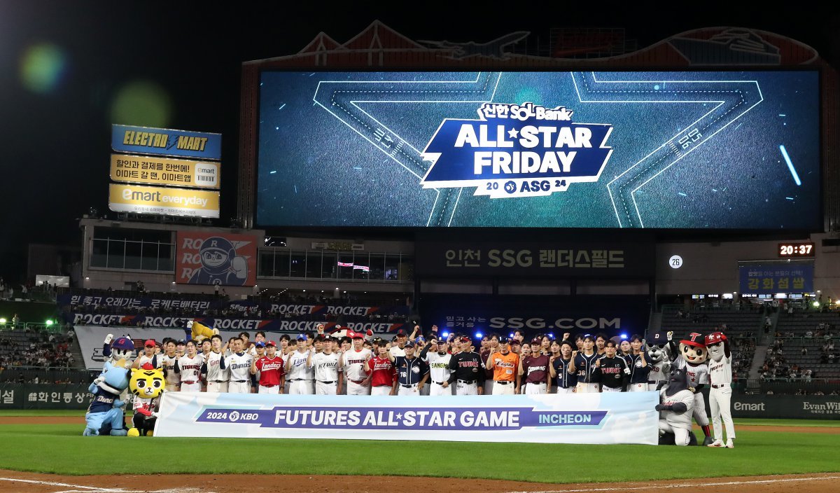 5일 오후 인천시 SSG랜더스필드에서 열린 프로야구 ‘KBO 올스타 프라이데이’ 퓨처스 올스타전 북부리그와 남부리그의 경기에서 양팀 감독 및 선수들이 기념촬영하고 있다. 이날 경기는 남부리그가 북부리그를 상대로 9대5 승리를 거뒀다. 2024.7.5/뉴스1