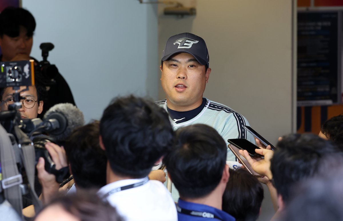 한화 이글스 류현진이 6일 오후 인천시 미추홀구 문학동 SSG랜더스필드에서 ‘2024 신한 SOL Bank KBO 올스타전’에 앞서 취재진과 인터뷰를 하고 있다. 2024.7.6/뉴스1