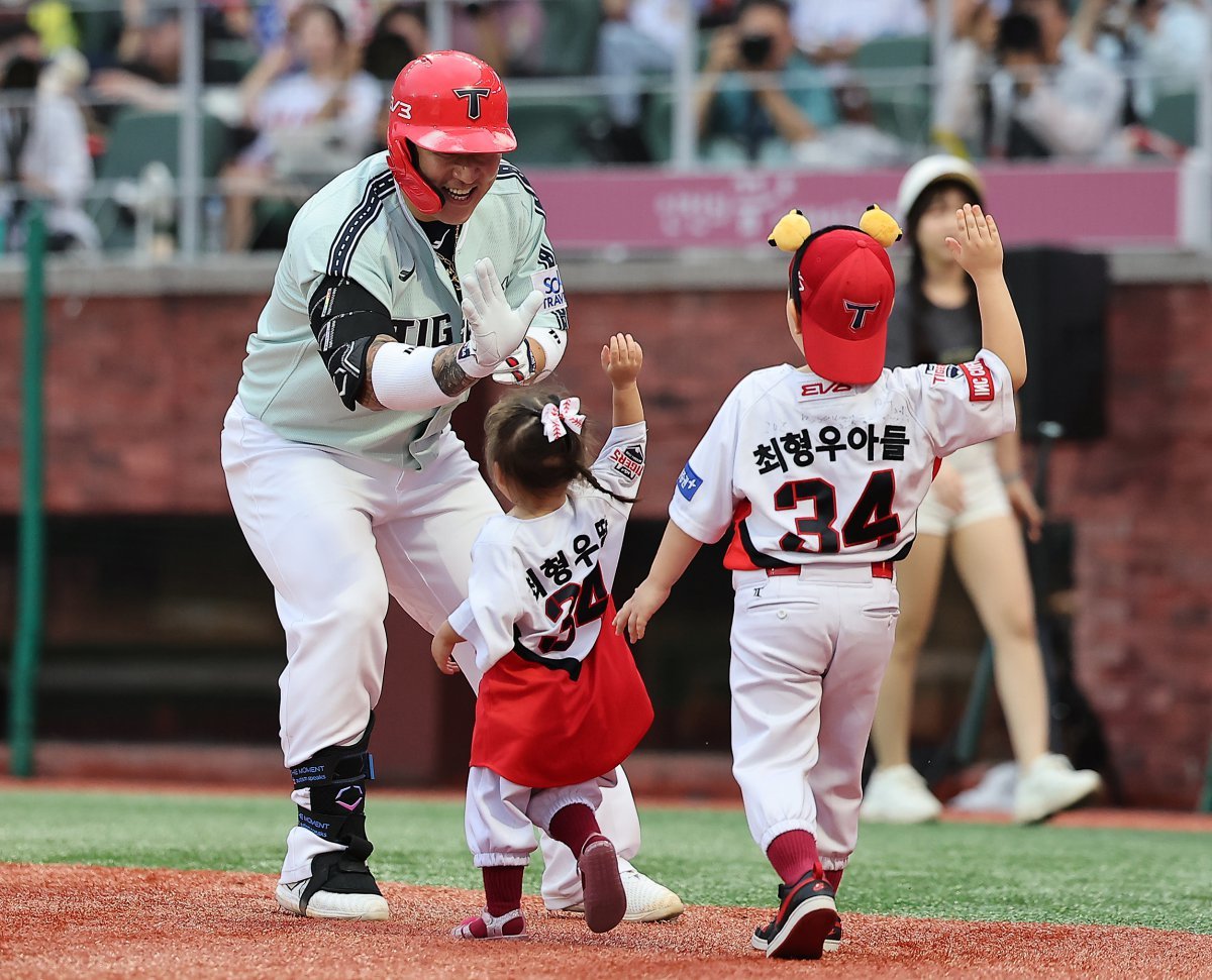 일 오후 인천시 미추홀구 문학동 SSG랜더스필드에서 열린 ‘2024 신한 SOL Bank KBO 올스타전’ 나눔 올스타와 드림 올스타의 경기, 나눔팀 KIA 최형우가 2회 솔로홈런을 친 뒤 자녀들의 응원을 받고 있다. 2024.7.6/뉴스1 ⓒ News1 김진환 기자