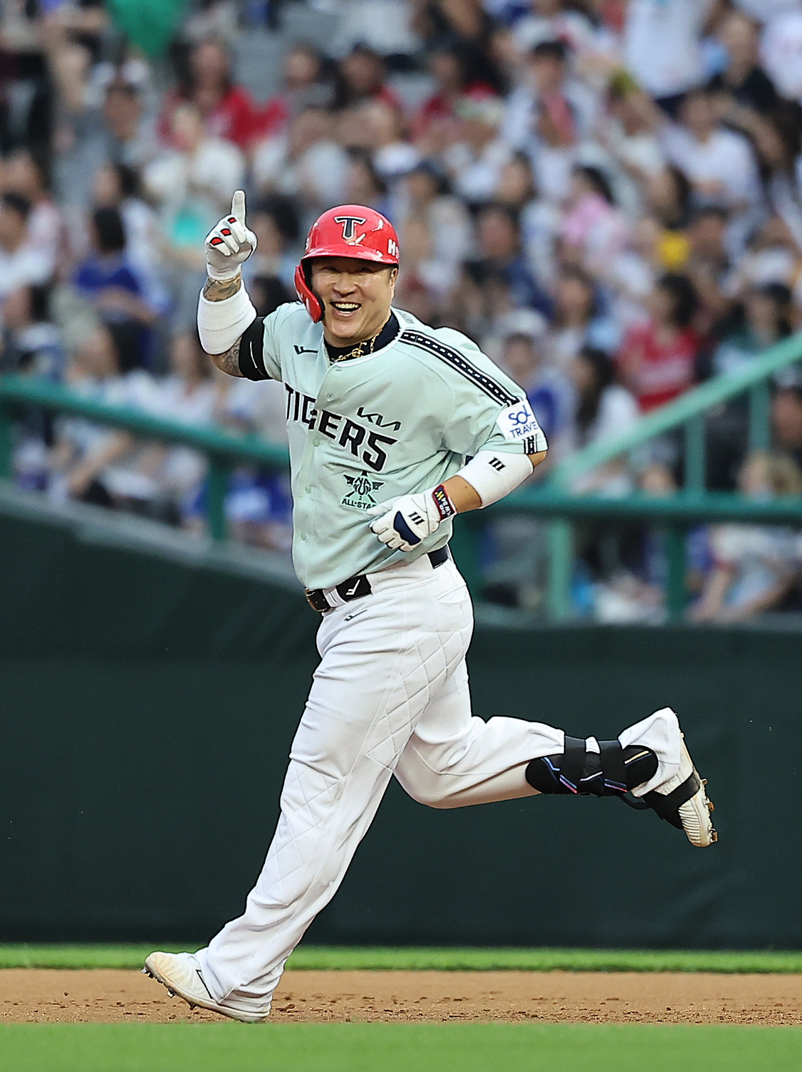 6일 오후 인천시 미추홀구 문학동 SSG랜더스필드에서 열린 ‘2024 신한 SOL Bank KBO 올스타전’ 나눔 올스타와 드림 올스타의 경기, 나눔팀 KIA 최형우가 2회 솔로홈런을 친 뒤 환한 미소를 지으며 홈으로 향하고 있다. 2024.7.6/뉴스1