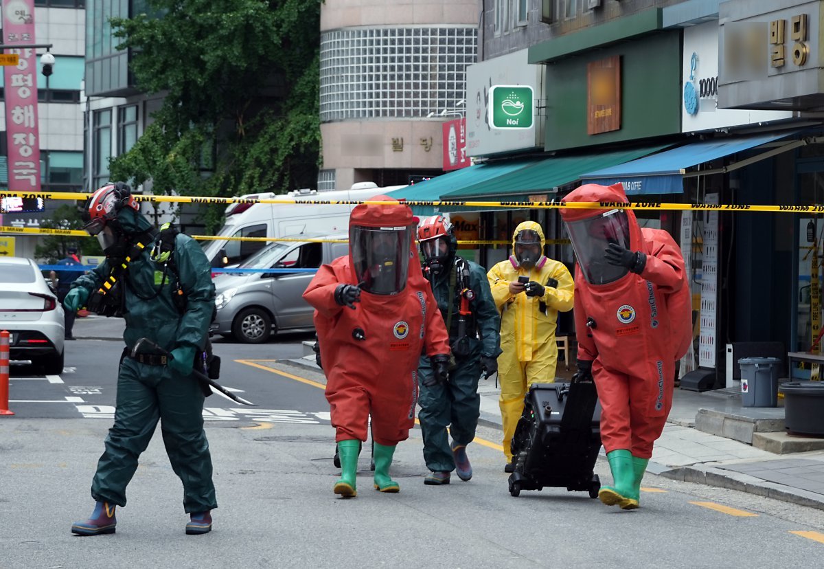 6일 오후 서울 강남구 삼성동의 한 빌딩에서 “가스 냄새가 난다“는 신고가 접수돼 소방 화학구조대와 경찰, 군 등이 현장에 출동해 수습을 위해 분주히 움직이고 있다. (강남소방서 제공) 2024.7.6/뉴스1