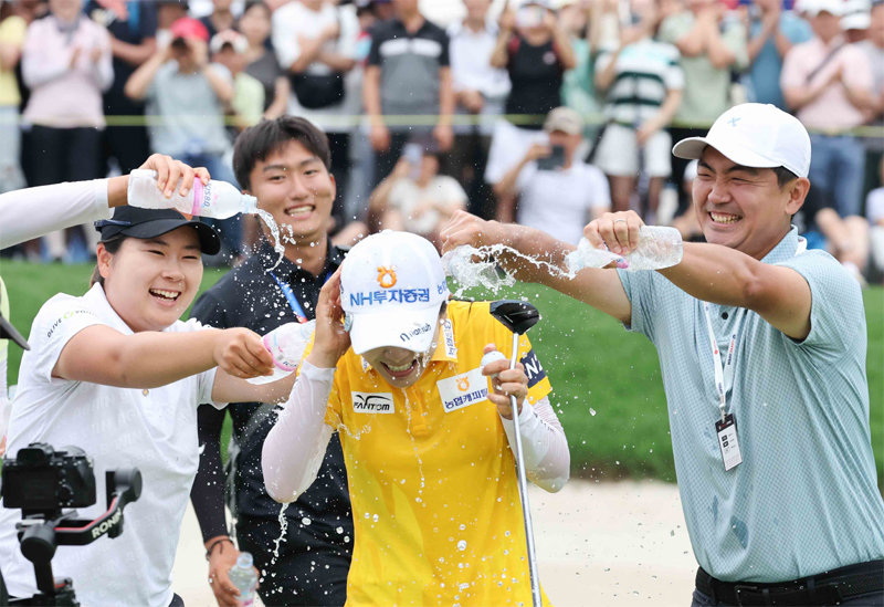 우승 
확정 뒤 동료 선수들로부터 축하 물 세례를 받는 모습. KLPGA투어 제공