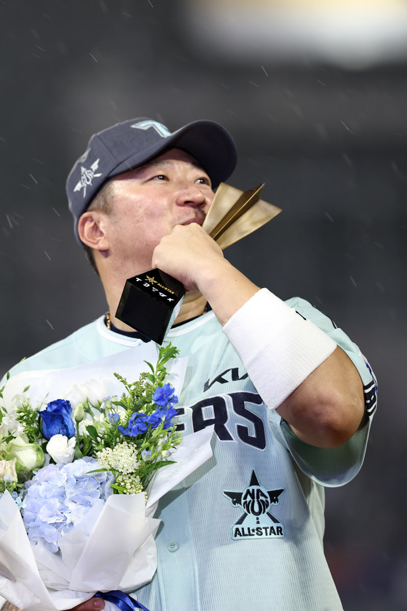 KIA's Choi Hyung-woo kisses the MVP trophy after being selected as the MVP at the professional baseball All-Star Game on the 6th. Choi Hyung-woo, who was selected as the oldest All-Star Game MVP, also received a prize of 10 million won. Incheon = Newsis