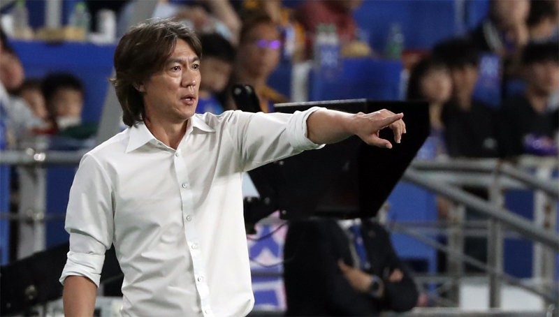 Hong Myung-bo, the Ulsan coach known as 'Charisma Hong', has decided to take charge of the national team again after 10 years to help Korean soccer, which is in crisis. The photo shows coach Hong directing a match for his team Ulsan. News 1