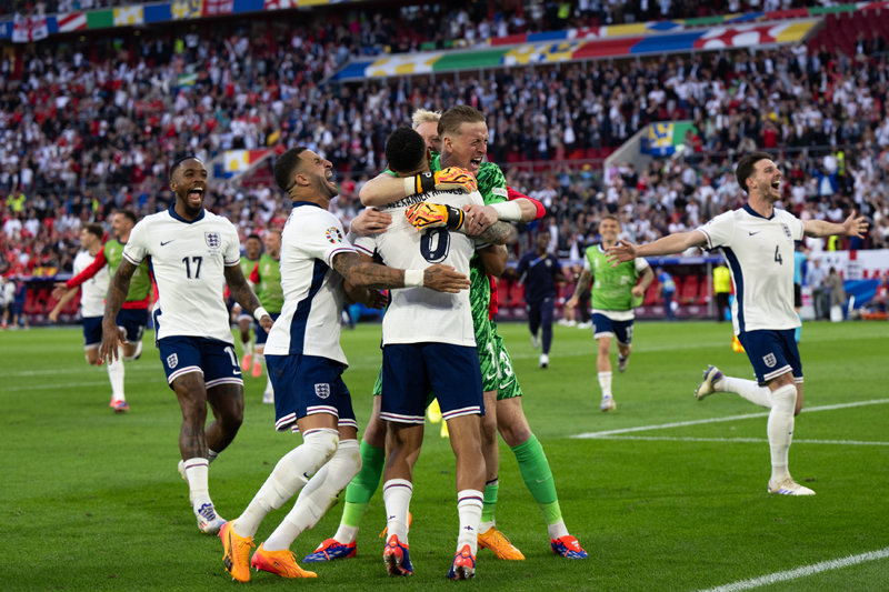 England national team players hug each other and celebrate after defeating Switzerland in a penalty shootout in the quarterfinals of the European Football Championship on the 7th. England won 5-3 in the penalty shootout after a 1-1 draw in overtime. England, aiming for its first ever Euro title, will compete with the Netherlands on the 11th to advance to the finals. Dusseldorf=Shinwha Newsis