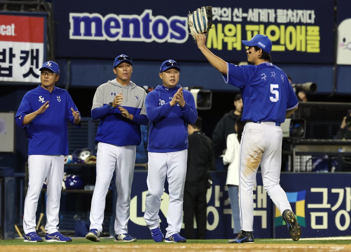 1일 오후 서울 송파구 잠실야구장에서 열린 프로야구 ‘2024 신한 SOL Bank KBO리그’ 두산 베어스와 삼성 라이온즈의 경기에서 9대2로 승리한 삼성 박진만 감독과 선수들이 기뻐하고 있다. 2024.5.1 뉴스1