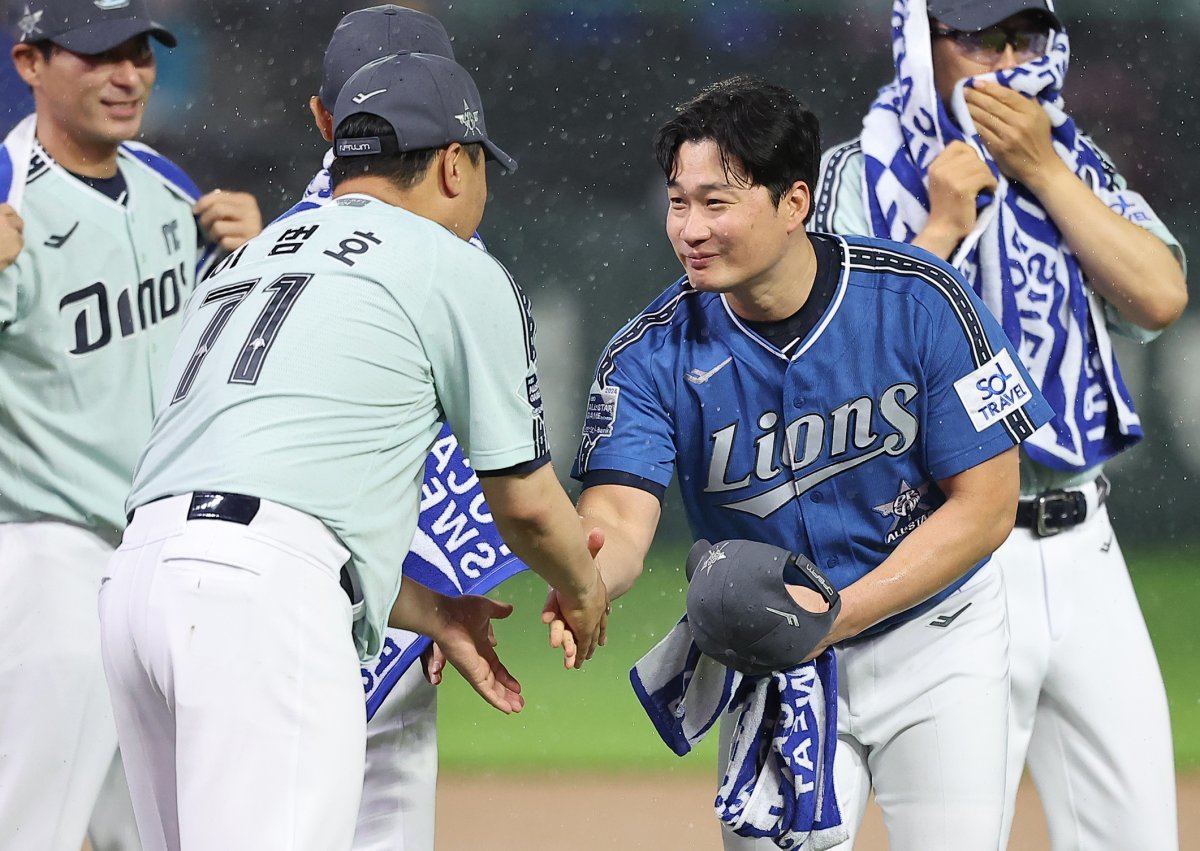 6일 오후 인천시 미추홀구 문학동 SSG랜더스필드에서 열린 ‘2024 신한 SOL Bank KBO 올스타전’ 나눔 올스타와 드림 올스타의 경기가 4대2로 나눔 올스타가 승리한 가운데 경기 후 삼성 오승환이 KIA 이범호 감독과 인사를 나누고 있다. 2024.7.6 뉴스1