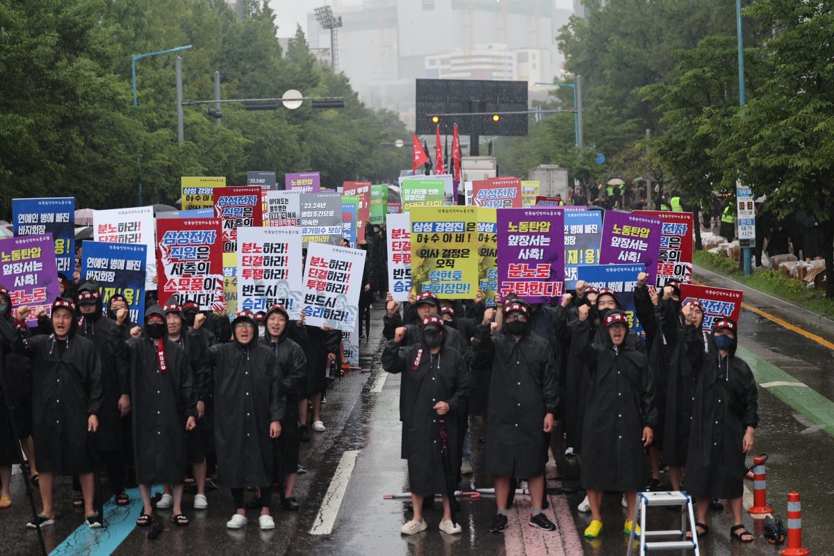 전국삼성전자노동조합 조합원들이 8일 오전 경기도 화성시 반월동 삼성전자 화성사업장에서 열린 총파업 결의대회에서 구호를 외치고 있다. 2024.7.8/뉴스1