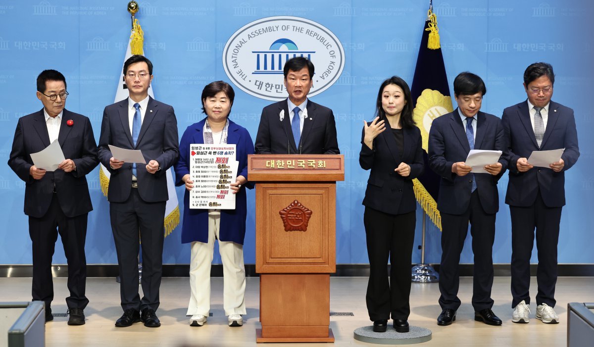 박균택 의원을 비롯한 국회 법제사법위원회 소속 더불어민주당 의원들이 8일 오전 서울 여의도 국회 소통관에서 기자회견을 열고, 해병대 수사 외압 및 검찰 특활비 부정사용 의혹에 대한 신속수사를 촉구하고 있다. 2024.7.8. 뉴스1