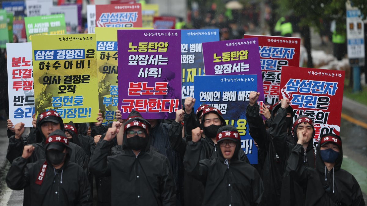 전국삼성전자노동조합 조합원들이 8일 오전 경기도 화성시 반월동 삼성전자 화성사업장에서 열린 총파업 결의대회에서 구호를 외치고 있다. 2024.7.8. 뉴스1