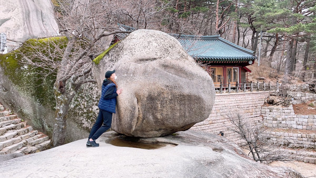 황경선이 설악산 흔들바위를 밀고 있다. 황경선 제공