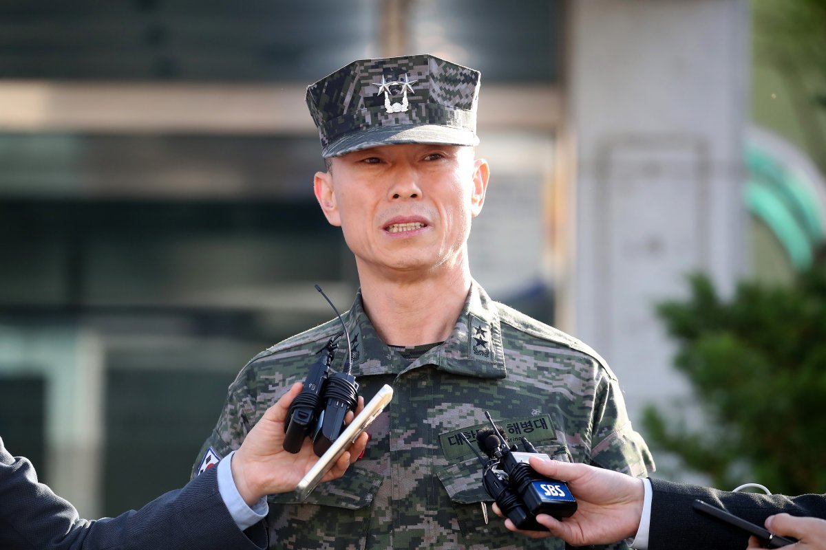 ‘해병대 채상병 순직 사건’ 관련 조사를 위해 경북 경산시 경북경찰청 형사기동대에 피의자 신분으로 소환됐던 임성근 전 해병대 1사단장이 14일 오전 22시간이 넘는 조사를 마친 뒤 나서며 입장을 밝히고 있다. 2024.5.14. 뉴스1