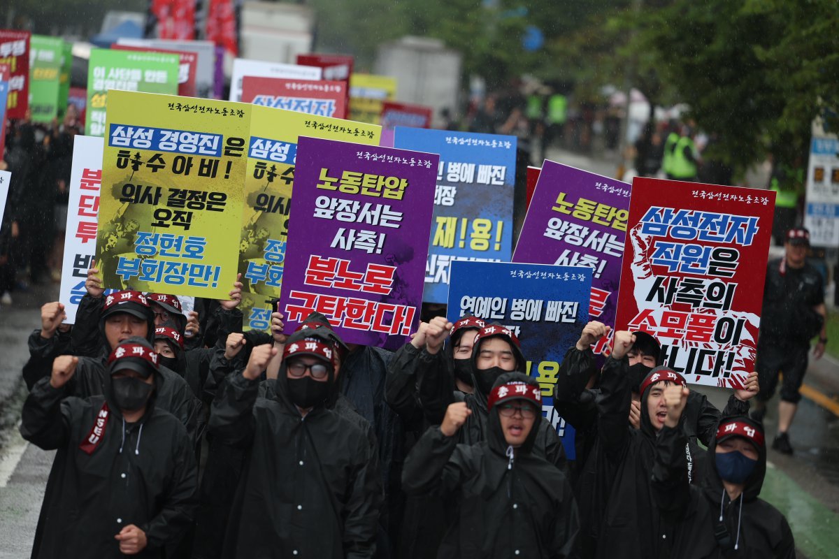 전국삼성전자노동조합 조합원들이 8일 오전 경기도 화성시 반월동 삼성전자 화성사업장에서 열린 총파업 결의대회에서 구호를 외치고 있다. 2024.7.8/뉴스1