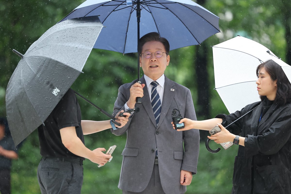 더불어민주당 이재명 전 대표가 8일 오후 서울 서초구 서울중앙지방법원에서 열린 위증교사 관련 공판에 출석해 취재진 질문에 답변하고 있다. 2024.7.8/뉴스1