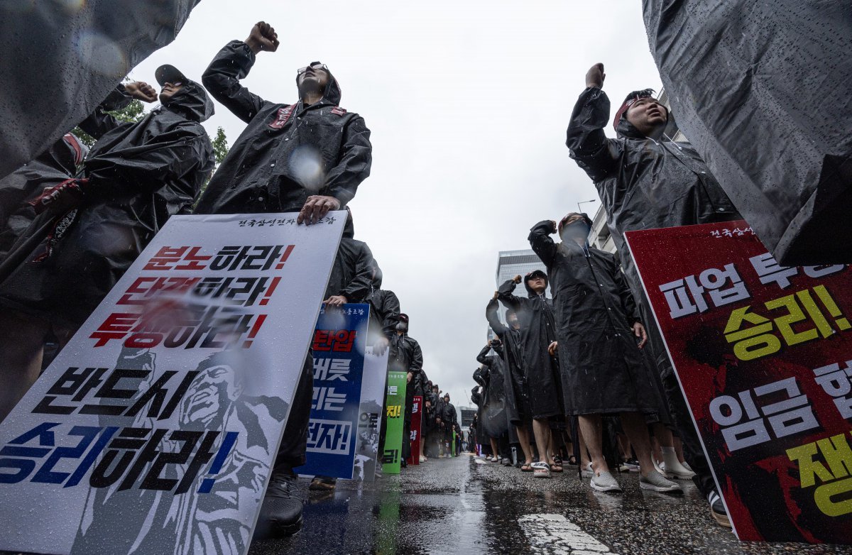 전국삼성전자노동조합 조합원들이 8일 오전 경기도 화성시 반월동 삼성전자 화성사업장에서 열린 총파업 결의대회에서 구호를 외치고 있다. 2024.7.8/뉴스1