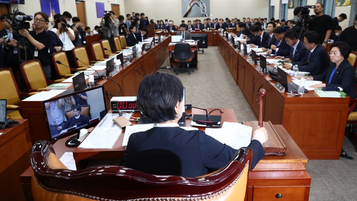 최민희 과학기술정보방송통신위원장이 2일 오후 서울 여의도 국회에서 열린 과학기술정보방송통신위원회 6차 전체회의에서 의사봉을 두드리고 있다. 2024.7.2/뉴스1