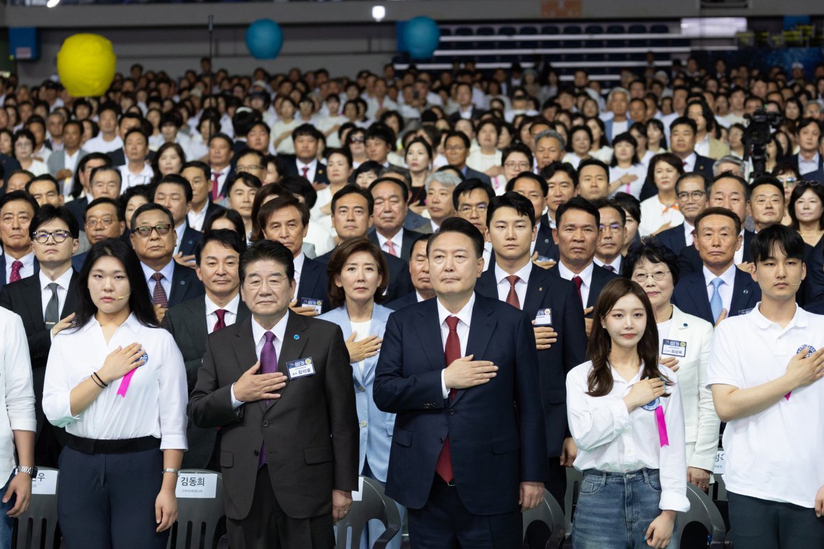 윤석열 대통령이 4일 인천 남동체육관에서 열린 ‘한국자유총연맹 창립 제70주년 기념식’에서 강석호 총재 등과 국기에 경례를 하고 있다. (대통령실 제공) 2024.7.4/뉴스1