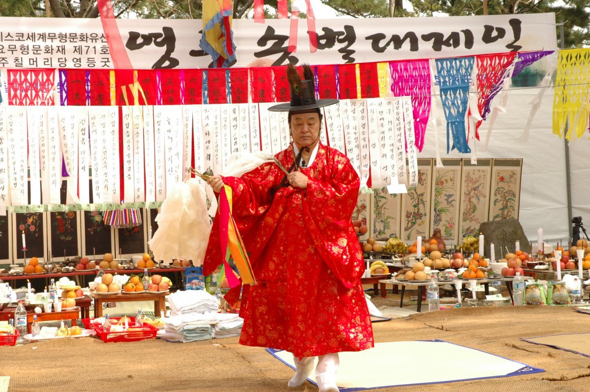 김윤수 큰 심방이 생전에 굿을 펼치는 모습. 제주도 민속자연사박물관 제공