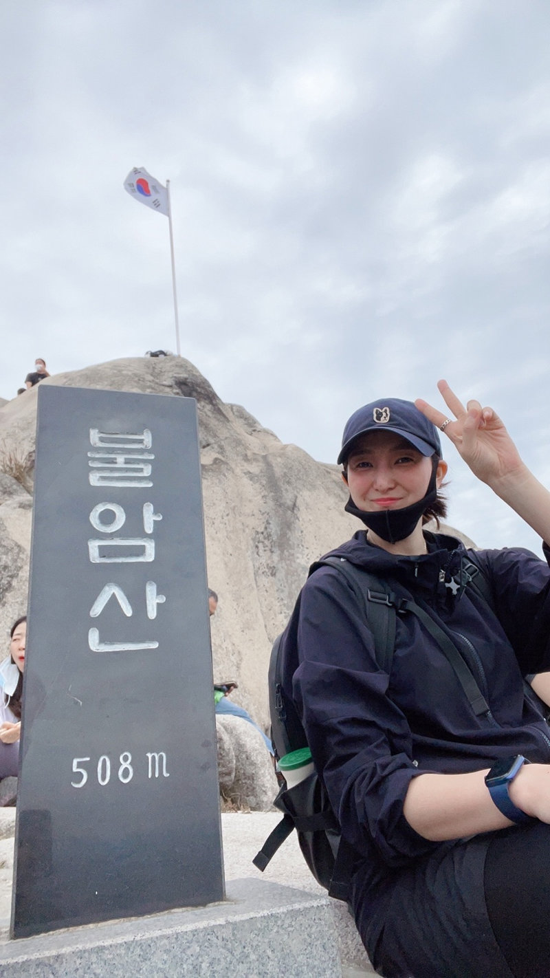 ‘태권도 여제’ 황경선이 서울 불암산 정상에 올라 환하게 웃고 있다. 그는 일주일에 두세 번 가벼운 산행을 한다. 황경선 제공