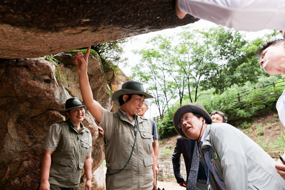 충북 단양을 찾은 유네스코 세계지질공원 현장 평가단(오른쪽)이 하선암에서 설명을 듣고 있다. 단양군 제공