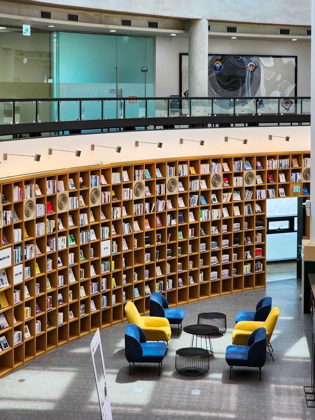 도서관과
공연장, 쉼터 느낌을    
 살린 기적의 도서관의
실내 공간.
