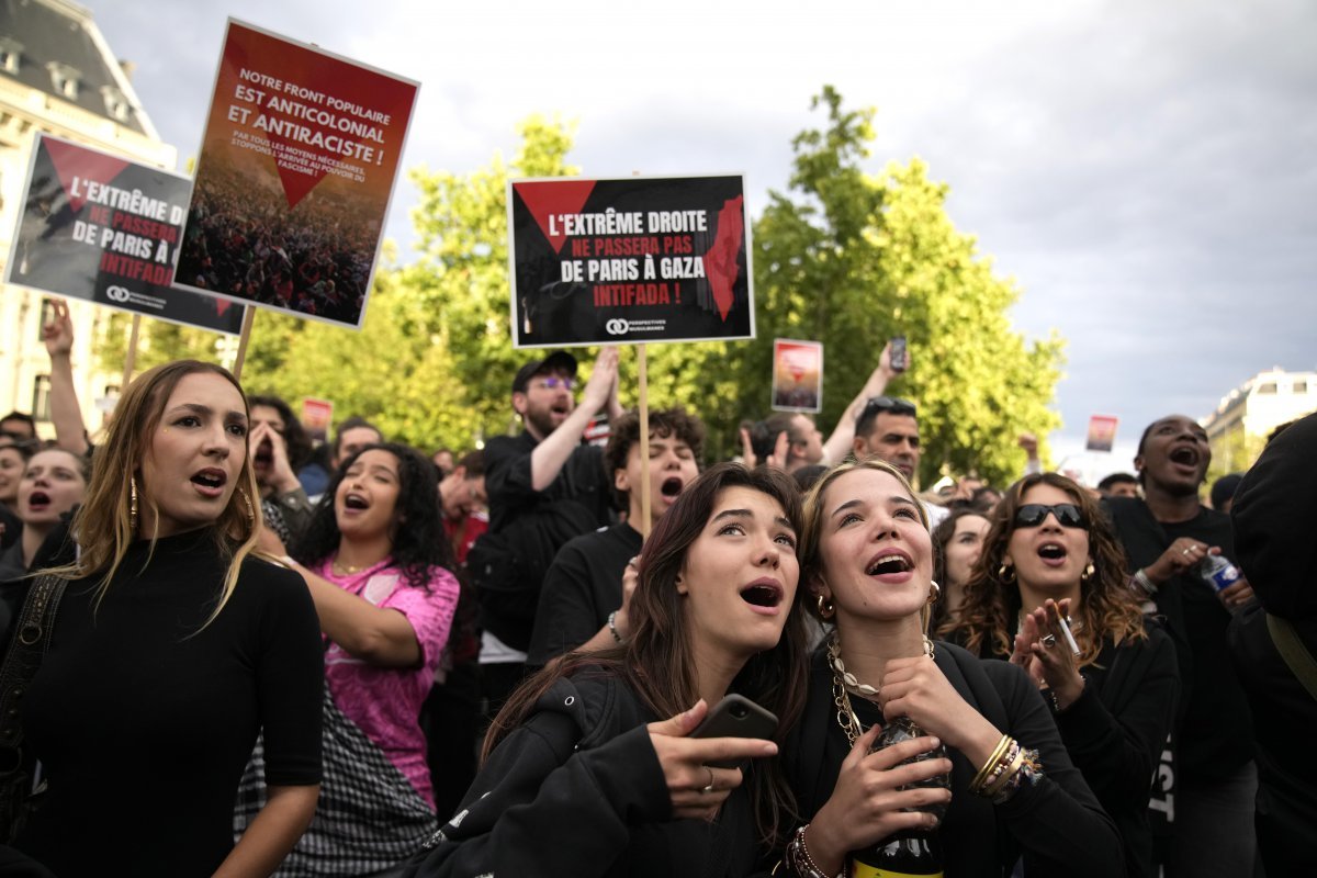 A reversal in the French general election… “We prevented a far-right victory” Paris rejoices Young voters are cheering the results of the second round of voting near Place de la République in Paris, France, on the 7th (local time). The far-right National Rally (RN), which came in first in the first round of voting on the 30th of last month, fell to third place, while the left-wing coalition ‘New Popular Front (NFP)’ came in first place and the centrist pan-government party ‘Ensemble’ came in second place. There are assessments that the NFP and Ensemble’s unification of candidates in many constituencies was effective in preventing the RN from becoming the first party. (Paris=AP Newsis)