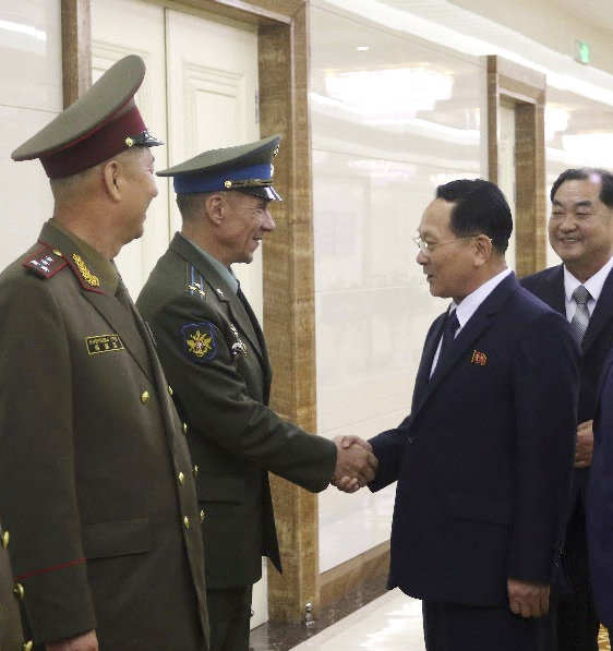 北, 러시아로 군사교육 대표단 파견 김금철 김일성군사종합대학 총장(오른에서 두 번째)이 8일 북한 평양 순안공항에서 출국 직전 러시아 군 관계자와 악수를 나누고 있다. 북한은 이날 김 총장을 단장으로 한 군사교육 대표단을 러시아로 파견했다. 평양=AP 뉴시스