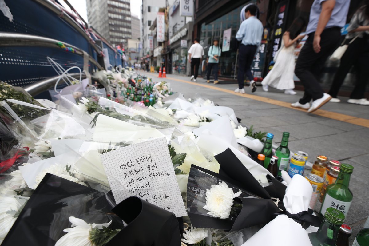 7일 서울 중구 시청역 인근 역주행 교통사고 현장에서 시민들이 바쁘게 지나고 있다. 2024.7.7.뉴스1