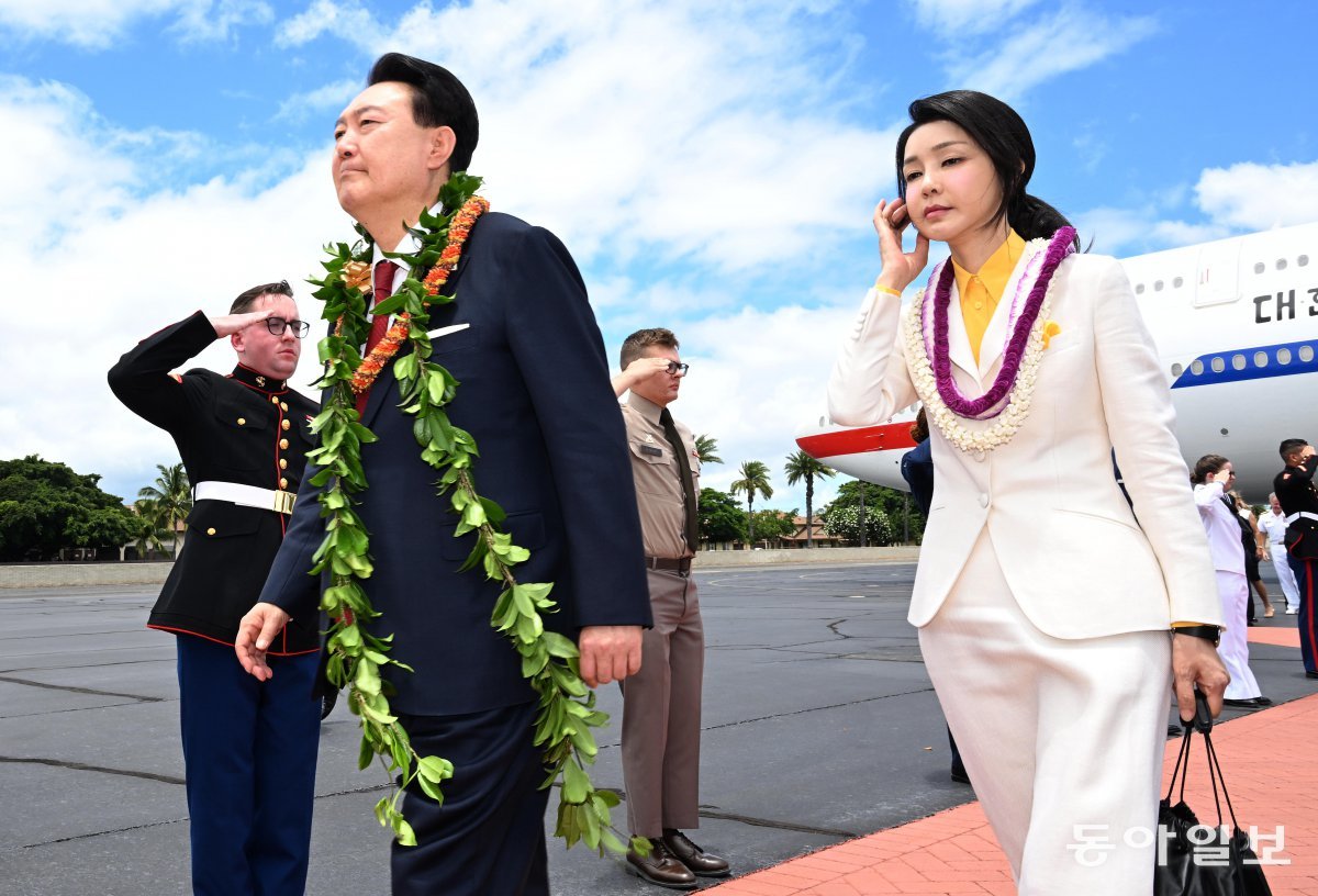 El presidente Yoon Seok-yeol y la primera dama Kim Kun-hee llegaron a la Base de la Fuerza Aérea de Hickam en Hawái, EE. UU., antes de asistir a la cumbre del 75 aniversario de la Organización del Tratado del Atlántico Norte (OTAN) el día 8, y la Fuerza Aérea No.  Salieron del 1.  Un avión privado y siendo revisado por Do-yeol.  Honolulu = Corresponsal Choi Hyuk-jung sajinman@donga.com