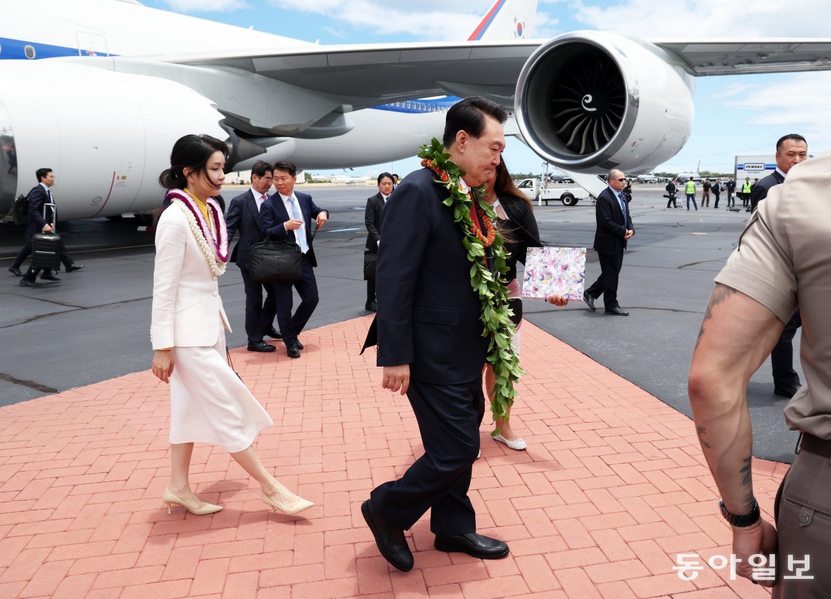 El presidente Yoon Seok-yeol y su esposa Kim Kun-hee pasan en coche después de llegar a la Base de la Fuerza Aérea de Hickam en los Estados Unidos para visitar el Comando del Indo-Pacífico antes de asistir a la cumbre del 75º aniversario de la Organización del Tratado del Atlántico Norte (OTAN).  8 (hora local).  Honolulu = Corresponsal Choi Hyuk-joong sajinman@donga.com