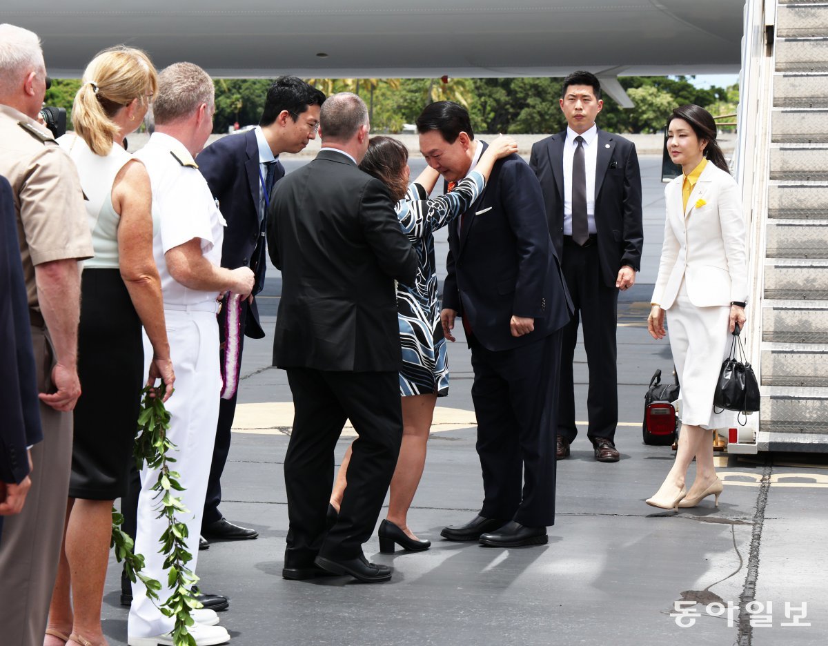 El presidente de los Estados Unidos, Yoon Seok-yeol, llegó a la Base de la Fuerza Aérea de Hickam para una visita al Comando del Indo-Pacífico antes de asistir a la cumbre del 75 aniversario de la Organización del Tratado del Atlántico Norte (OTAN) y recibir una tradicional corona de flores del Gobernador de Hawái el día 8 ( hora local).  Están Josh Green y su esposa.  Honolulu = Corresponsal Choi Hyuk-joong sajinman@donga.com