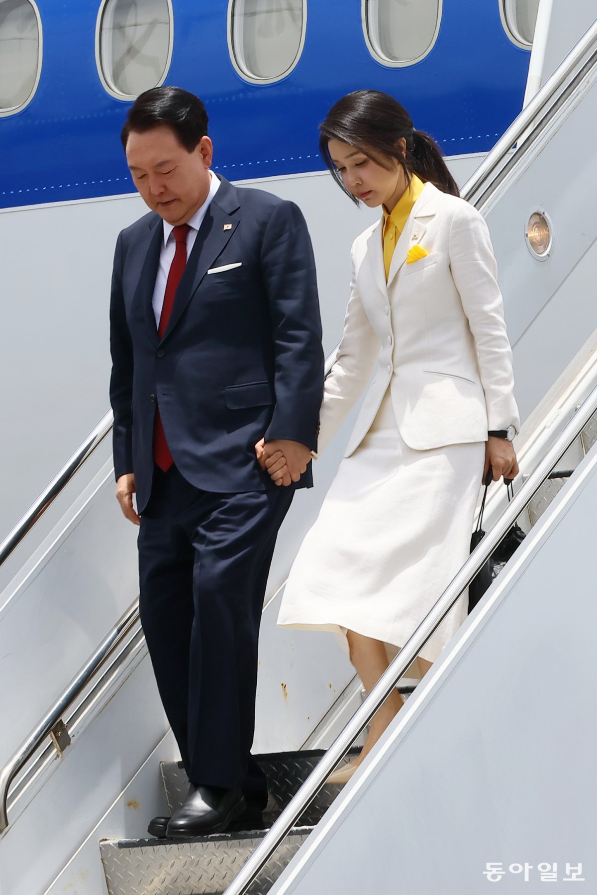 Antes de asistir a la cumbre del 75 aniversario de la Organización del Tratado del Atlántico Norte (OTAN), el presidente de los Estados Unidos, Yoon Seok-yeol, y su esposa Kim Kun-hee llegaron a la Base de la Fuerza Aérea de Hickam en los EE. UU. el día 8 (hora local) y despegaron de Fuerza Aérea Uno.  Honolulu = Corresponsal Choi Hyuk-joong sajinman@donga.com