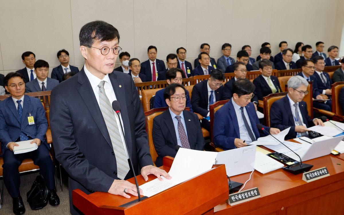 이창용 한국은행 총재가 9일 서울 여의도 국회에서 열린 기획재정위원회 2차 전체회의에 출석해 업무보고를 하고 있다. 뉴스1