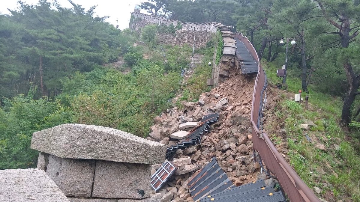 비에 무너져 내린 서울 북악산 한양도성 성곽. 종로구 제공