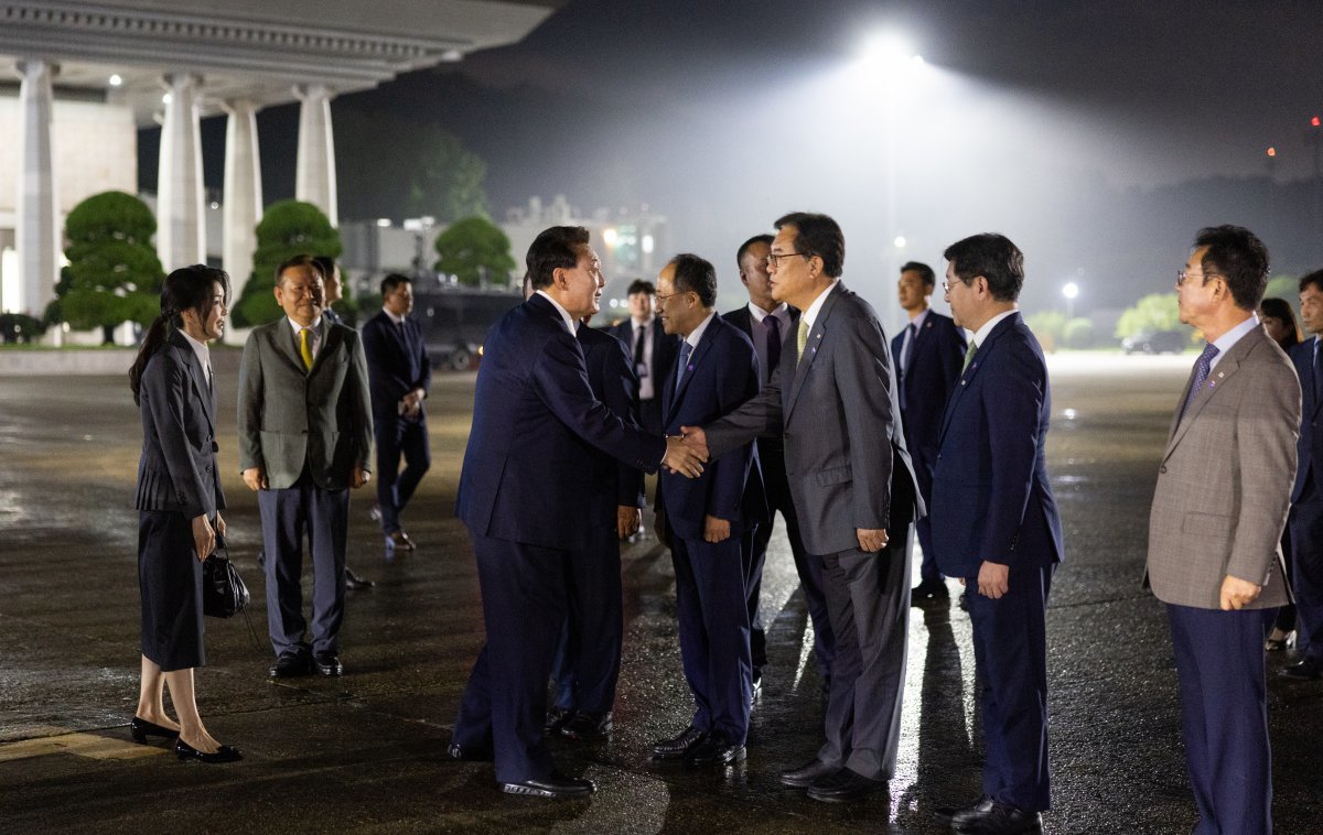 윤석열 대통령과 김건희 여사가 8일 경기 성남 서울공항에서 북대서양조약기구(NATO·나토) 정상회의 참석을 위해 출국하며 정진석 대통령 비서실장 등과 인사하고 있다. 2024.7.9 대통령실 제공