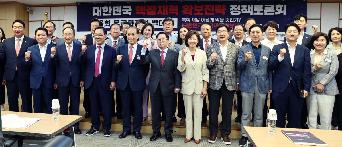 국민의힘 황우여 비상대책위원장과 추경호 원내대표 등 참석자들이 9일 오후 서울 여의도 국회의원회관에서 열린 ‘대한민국 핵잠재력 확보전략 정책토론회’에서 기념촬영을 하고 있다. 2024.7.9/뉴스1