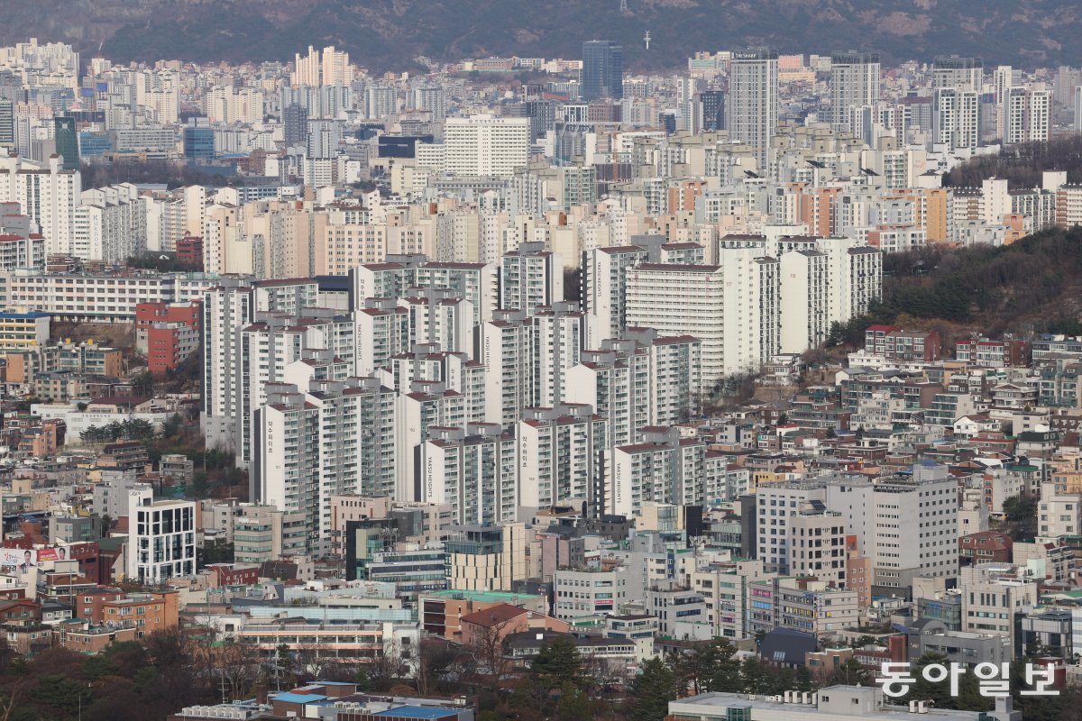 서울 중구 남산에서 바라본 아파트 단지의 모습. 2024.03.18 이한결 기자 always@donga.com