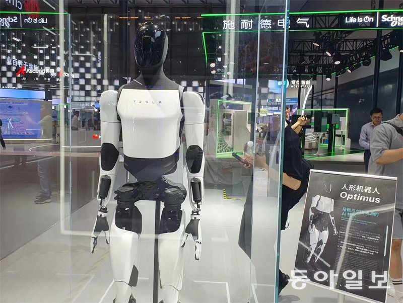 테슬라가 개발한 휴머노이드 로봇인 ‘옵티머스’ 2세대 버전은 4일 중국 상하이 세계인공지능(AI)대회에서 처음 공개돼 큰 주목을 받았다. 상하이=김철중 특파원 tnf@donga.com