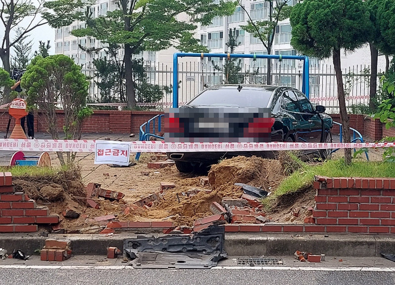 9일 오전 9시 13분경 부산 사상구 엄궁동의 한 아파트 주차장에서 70대 남성이 몰던 승용차가 놀이터로 돌진해 담벼락을 
들이받았다. 이 사고로 운전자와 동승자 등 2명이 다쳐 인근 병원으로 이송됐다. 운전자는 급발진을 주장하고 있다. 부산사상경찰서 
제공