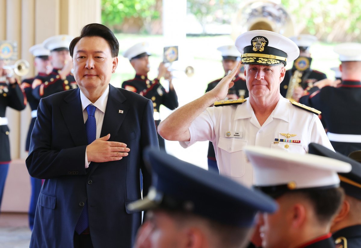 O presidente Yoon Seok-yul saúda a bandeira nacional enquanto inspeciona a guarda de honra e comandante-chefe do Comando In Tay, Samuel Paparo, no Comando Indo-Pacífico dos EUA no dia 9 (hora local).  10/07/2024.  neoses